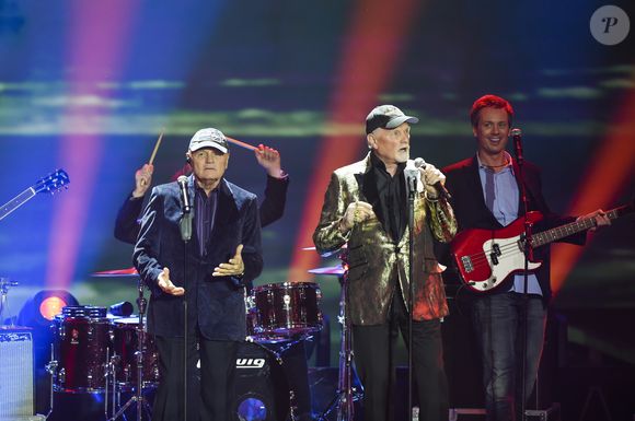 Formé en 1961 par trois frères, leur cousin et un ami, ce groupe de pop-rock américain a connu une très grande popularité dans les années 1960 et 1970

Mike Love und Brian Wilson / The Beach Boys - Remise des prix de la 51ème cérémonie annuelle des Golden Camera Awards à Hambourg le 6 Février 2016.  API / BESTIMAGE