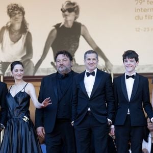 Leonardo Sbaraglia, Marcel Canet, Marion Cotillard, Denis Ménochet, Guillaume Canet, guest, guest, Yodelice (Maxim Nucci) - Montée des marches du film " Karma " lors du 79ème Festival International du Film de Cannes, le 15 mai 2026. © Olivier Borde / Bestimage
|B - Montée des marches du film " Karma " lors du 79ème Festival International du Film de Cannes