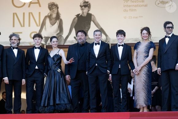 Leonardo Sbaraglia, Marcel Canet, Marion Cotillard, Denis Ménochet, Guillaume Canet, guest, guest, Yodelice (Maxim Nucci) - Montée des marches du film " Karma " lors du 79ème Festival International du Film de Cannes, le 15 mai 2026. © Olivier Borde / Bestimage
|B - Montée des marches du film " Karma " lors du 79ème Festival International du Film de Cannes