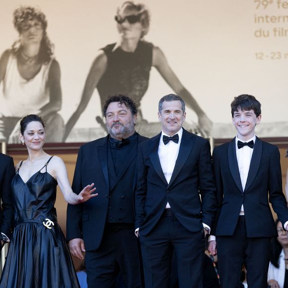 Leonardo Sbaraglia, Marcel Canet, Marion Cotillard, Denis Ménochet, Guillaume Canet, guest, guest, Yodelice (Maxim Nucci) - Montée des marches du film " Karma " lors du 79ème Festival International du Film de Cannes, le 15 mai 2026. © Olivier Borde / Bestimage
|B - Montée des marches du film " Karma " lors du 79ème Festival International du Film de Cannes