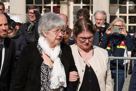 Les proches d'Emilie Dequenne aux arrivées des obsèques d'Emilie Dequenne au cimetière Père Lachaise à Paris, France. © Cyril Moreau/Bestimage