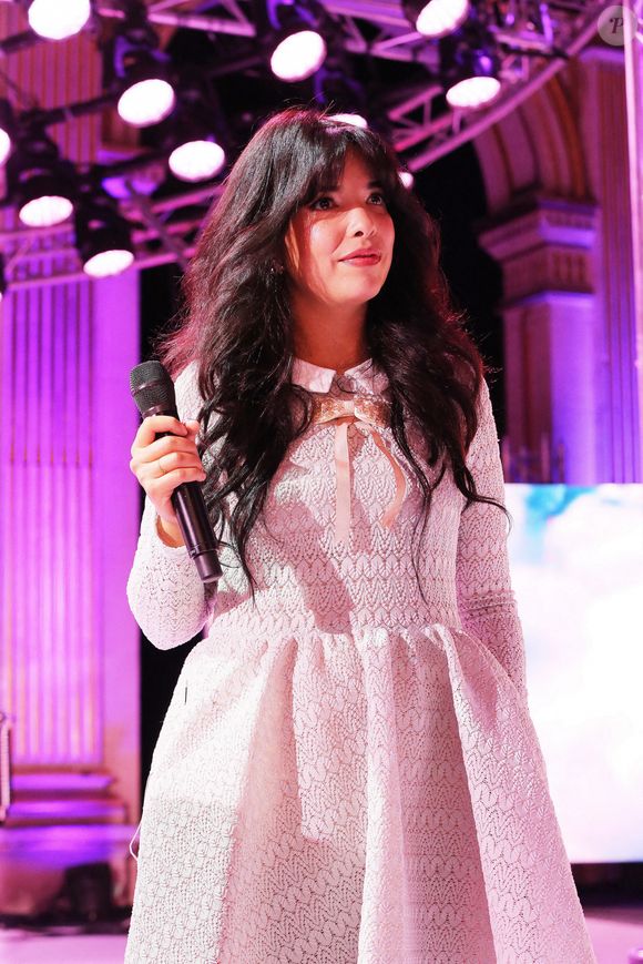 Elle cumule près de 496 millions d’écoutes mensuelles sur YouTube Music.

Indila à l'enregistrement des performances artistiques au flux streaming de la Journée des Assises de la Parité 2021, dans la grande salle des fêtes de la Mairie de Paris. Le 5 mai 2021. Photo par Bestimage
