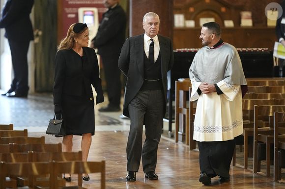 Contre toute attente, le prince Andrew a lui aussi assisté aux funérailles de la duchesse de Kent accompagné par son ex-épouse, Sarah Ferguson, la mère de ses deux filles Béatrice et Eugénie d'York.

Le duc d'York (Le prince Andrew, duc d'York, Sarah Ferguson, duchesse d'York) arrive pour la messe de requiem de la duchesse de Kent, à la cathédrale de Westminster, dans le centre de Londres. 16 septembre 2025. © PA Photo/ Bestimage.