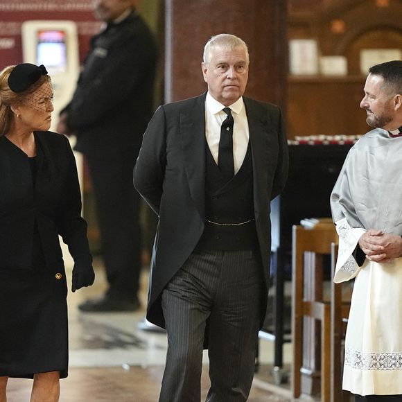 Contre toute attente, le prince Andrew a lui aussi assisté aux funérailles de la duchesse de Kent accompagné par son ex-épouse, Sarah Ferguson, la mère de ses deux filles Béatrice et Eugénie d'York.

Le duc d'York (Le prince Andrew, duc d'York, Sarah Ferguson, duchesse d'York) arrive pour la messe de requiem de la duchesse de Kent, à la cathédrale de Westminster, dans le centre de Londres. 16 septembre 2025. © PA Photo/ Bestimage.