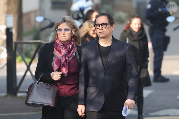 James Huth, réalisateur du film "Brice de Nice" et sa femme Sonja Shillito - Arrivées aux obsèques de Bruno Salomone en l'église Sainte-Anne de Polangis de Joinville-le-Pont (Val-de-Marne) le 23 mars 2026. © Cyril Moreau - Dominique Jacovides / Bestimage