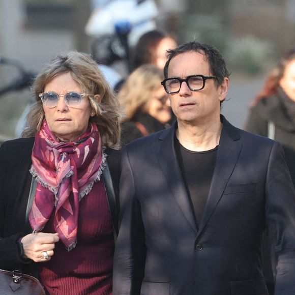 James Huth, réalisateur du film "Brice de Nice" et sa femme Sonja Shillito - Arrivées aux obsèques de Bruno Salomone en l'église Sainte-Anne de Polangis de Joinville-le-Pont (Val-de-Marne) le 23 mars 2026. © Cyril Moreau - Dominique Jacovides / Bestimage