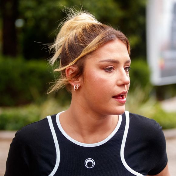 Adele Exarchopoulos à la sortie de l'hôtel "Martinez" lors du 76ème Festival International du Film de Cannes, le 17 mai 2023.