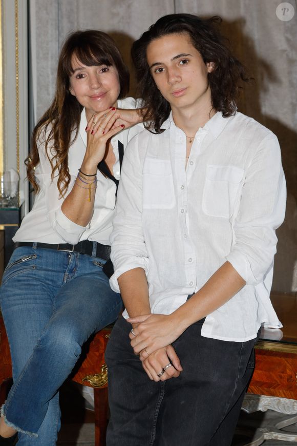 Delphine Michalak (Delphine McCarty, femme du pâtissier Christophe Michalak) et son fils Darius - Entraînement de Cyril Benzaquen avant la remise en jeu de son titre de champion du monde ISKA de kick-boxing le 31 mai 2022 à l'hôtel Crillon à Paris, France, le 16 mai 2022. © Christophe Clovis / Bestimage