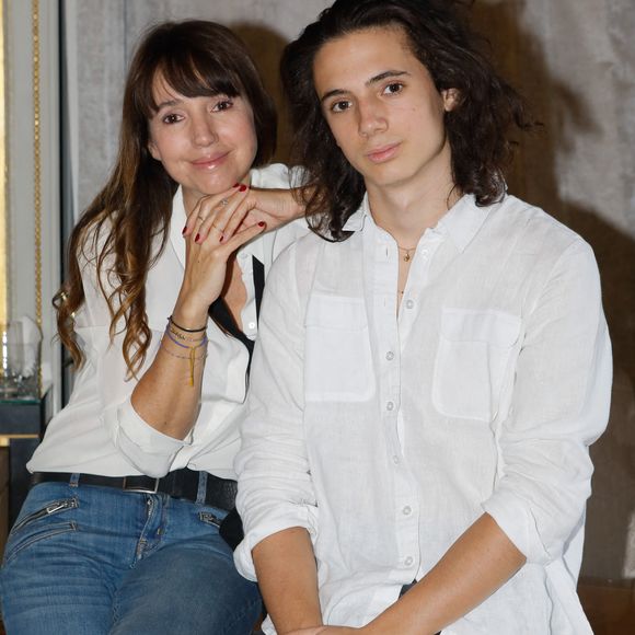 Delphine Michalak (Delphine McCarty, femme du pâtissier Christophe Michalak) et son fils Darius - Entraînement de Cyril Benzaquen avant la remise en jeu de son titre de champion du monde ISKA de kick-boxing le 31 mai 2022 à l'hôtel Crillon à Paris, France, le 16 mai 2022. © Christophe Clovis / Bestimage