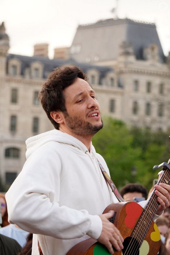 Le chanteur Vianney a improvisé un concert sur le parvis de Notre-Dame de Paris le 8 avril 2025. © Jack Bussat / Bestimage