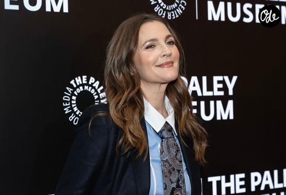 Elle considère que vieillir est un privilège.

Drew Barrymore assiste à la soirée "Daytime at Night: An Evening with The Drew Barrymore Show", organisée pour célébrer le lancement de la cinquième saison de son émission au Paley Center for Media, à New York, aux États-Unis. © Lev Radin/Pacific Press