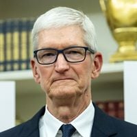 Tim Cook quitte Apple après 15 ans de bons et loyaux services : qui est son successeur et comment s’est jouée cette transition historique ?
