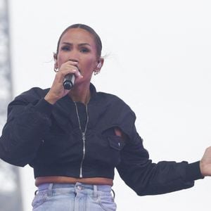 Vitaa lors du concert à l'occasion de l'opération "vacances de OUF, journée des oubliés des vacances" pour les 80 ans du Secours Populaire au Champ-de-Mars à Paris le 20 août 2025.

© Coadic Guirec / Bestimage