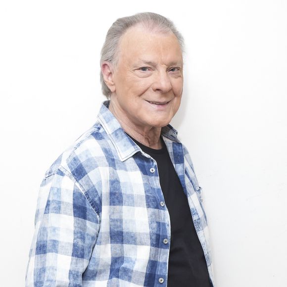 Le chanteur français s'est éteint à l'âge de 80 ans 

Exclusif - Herbert Léonard - Herbert Léonard pose en marge de sa venue à TPMP People, enregistrée le 17/03/2023, présentée par M.Delormeau et diffusée le 18/03/2023 - Paris le 18/03/2023 - © Jack Tribeca / Bestimage