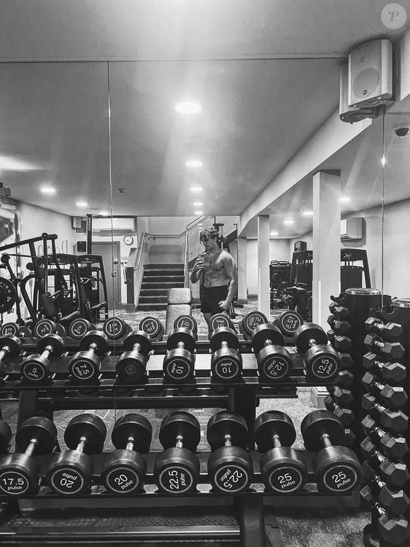 C’est la première fois que le musicien, habituellement discret, met en avant son physique. 

Florian Rossi a partagé plusieurs clichés sur son compte Instagram.