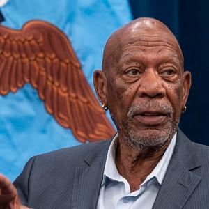 Morgan Freeman reçu par Lloyd Austin, Secrétaire à la Défense des Etats-Unis, au Pentagone à Washington, le 2 août 2023, pour la projection de son documentaire sur le 761ème Bataillon de chars.
© Zuma Press/Bestimage