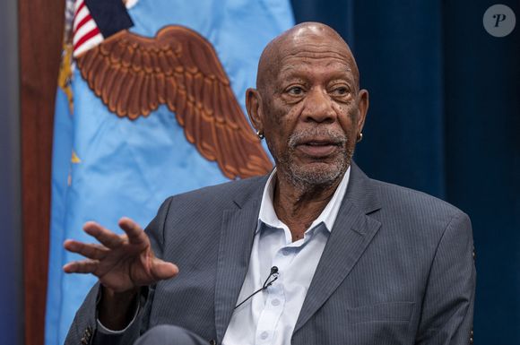 Morgan Freeman reçu par Lloyd Austin, Secrétaire à la Défense des Etats-Unis, au Pentagone à Washington, le 2 août 2023, pour la projection de son documentaire sur le 761ème Bataillon de chars.

© Zuma Press/Bestimage