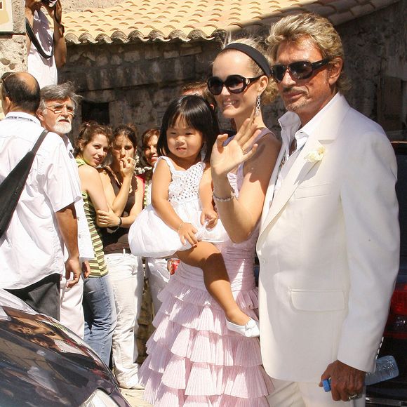 Le chanteur français Johnny Hallyday, sa femme Laeticia et leur fille Jade arrivent pour célébrer le mariage de l'acteur français Jean Reno avec le mannequin franco-américain Zofia Borucka dans le village historique des Baux-de-Provence, dans le sud de la France, le 29 juillet 2006. Photo de Nebinger-Holubowicz ABACAPRESS.COM