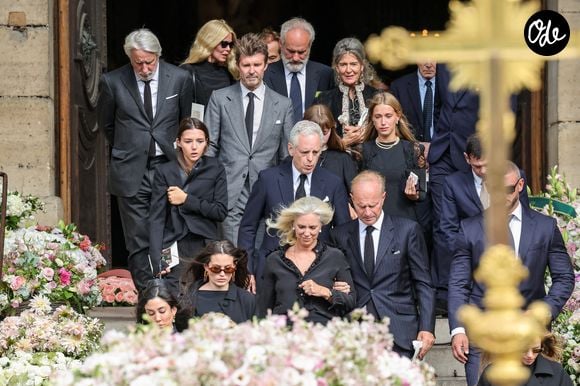Robert Agostinelli, ses enfants Héloïse Agostinelli, Carlo Agostinelli et les proches de la défunte - Sortie des obsèques de Mathilde Favier en l'église Saint-Sulpice à Paris le 31 aout 2026. © Dominique Jacovides-Cyril Moreau/Bestimage