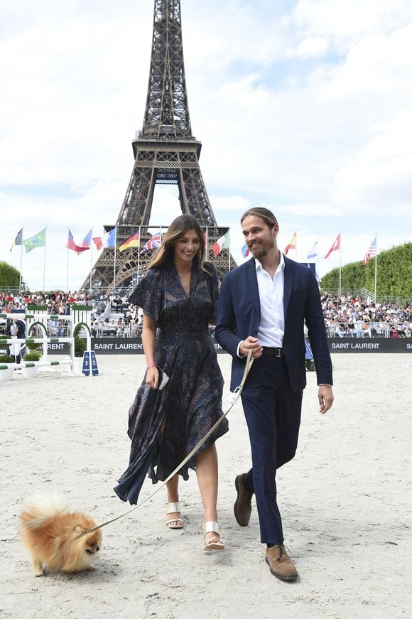 L'ancienne Missa France Camille Cerf (ambassadrice Jumping 2022) et son compagnon Theo Fleury - Prix Saint Laurent Eiffel Challenge CSI5 lors de la 8ème édition du "Longines Paris Eiffel Jumping" au Champ de Mars à Paris le 26 juin 2022.

© JB Autissier / Panoramic / Bestimage