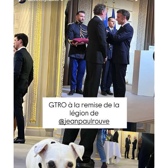 Le chien de Jean-Paul Rouve présent à sa décoration pour la légion d'honneur à l'Elysée.