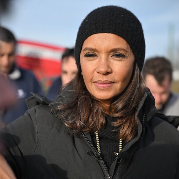 Comme elle l'avait annoncé la semaine dernière, l'animatrice de l'émission "L'amour est dans le pré", Karine Le Marchand, a amené près de 200 croissants aux agriculteurs sur un barrage sur l'autoroute A4 aux portes de Paris, pour leur affirmer son soutien. Le 29 janvier 2024
© Pierre Perusseau - Jeremy Melloul / Bestimage