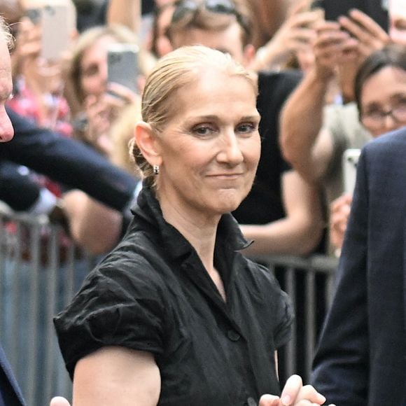 Céline Dion revient enflammer Paris dans quelques mois après des années d'absence. 

Céline Dion à la sortie de l'hôtel Royal Monceau à Paris avant l'ouverture des Jeux Olympiques (JO) de Paris à Paris, France