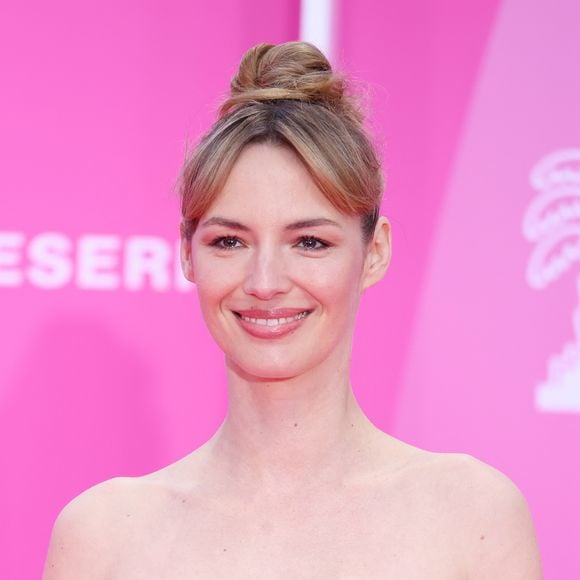 Côté coiffure, elle a opté pour un chignon sur le haut de son crâne, et a laissé deux mèches sur le devant de son visage. 

Louise Bourgoin au photocall de la soirée d'ouverture du festival Canneseries saison 8 au palais des festivals à Cannes le 24 avril 2025.

© Denis Guignebourg / Bestimage