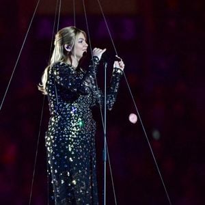 La chanteuse Louane (Louane Emera), représentante de la France au concours de l'Eurovision, interpréte pour la première fois son titre Maman, en hommage à sa mère décédée lorsqu'elle avait 17 ans, devant les 80 000 spectateurs, suspendue sur une plateforme, plusieurs mètres au-dessus de la pelouse et des musiciens, du Stade de France à la mi-temps du match du Tournoi des Six Nations opposant la France à l'Écosse, à Saint-Denis, Seine Saint-Denis, France, le 15 mars 2025. © CHristian Liewig/Bestimage