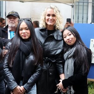C’est le "Los Angeles Times" qui a choisi de mettre en lumière les créations de la fille de Johnny Hallyday, une véritable consécration pour la jeune femme passionnée de mode et de création.

Laeticia Hallyday, ses filles Joy et Jade lors de l'inauguration d'une plaque commémorative en hommage à Johnny Hallyday devant l'immeuble où le chanteur français a grandi dans le 9ème arrondissement de Paris, France, le 22 décembre 2023. © Dominique Jacovides/Bestimage