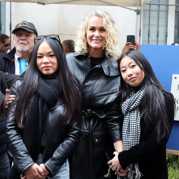 C’est le "Los Angeles Times" qui a choisi de mettre en lumière les créations de la fille de Johnny Hallyday, une véritable consécration pour la jeune femme passionnée de mode et de création.

Laeticia Hallyday, ses filles Joy et Jade lors de l'inauguration d'une plaque commémorative en hommage à Johnny Hallyday devant l'immeuble où le chanteur français a grandi dans le 9ème arrondissement de Paris, France, le 22 décembre 2023. © Dominique Jacovides/Bestimage
