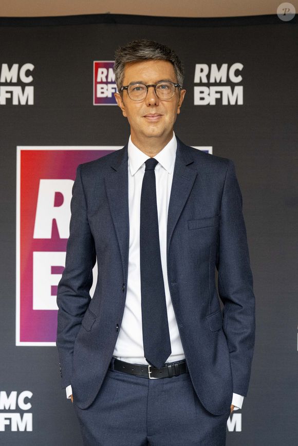 Maxime Switek au photocall de rentrée des journalistes de BFM RMC dans les locaux du groupe CMA CGM à Paris, France, le 26 août 2025. © Pierre Perusseau/Bestimage