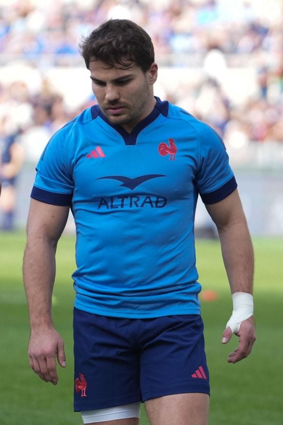 Le Français a été victime d’une rupture des ligaments croisés du genou droit
Antoine Dupont - L'équipe de France de rugby victorieuse face à l'Italie (73 - 24) lors du Tournoi des Six Nations à Rome, le 24 février 2025.
© Laurent Lairys / PsnewZ / Bestimage