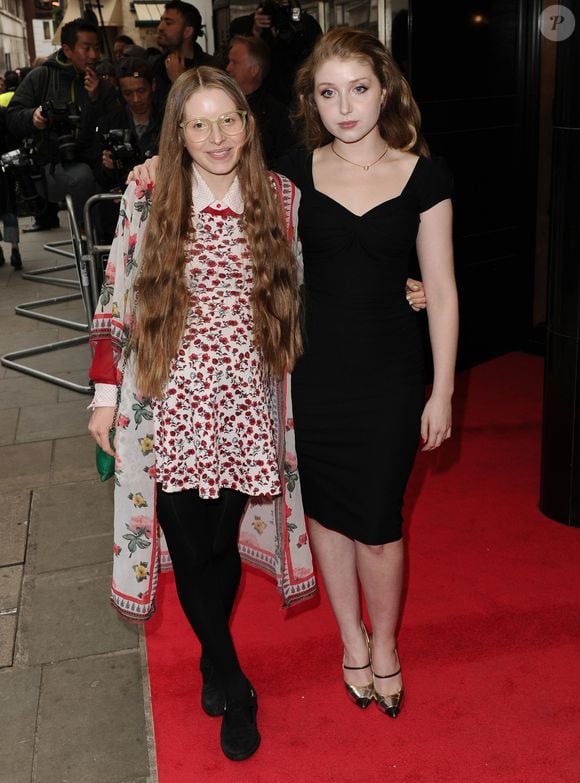 “Mon objectif ? Me débarrasser de mes dettes”, ajoute Jessie Cave

Jessie Cave et Bebe Cave lors de la première du film "Tale of Tales" à Londres, le 1er juin 2016.