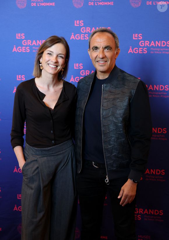 Isabelle Ithurburu et Nikos Aliagas - Vernissage de l'exposition "Les grands âges", photographies de Nikos Aliagas au musée de l'Homme à Paris le 7 avril 2026. © Dominique Jacovides/Bestimage