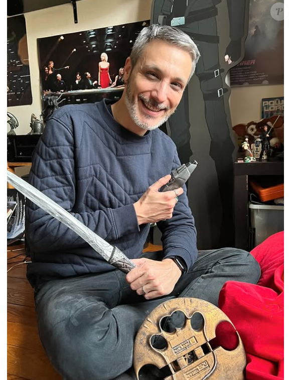 Le comédien Adrien Larmande rend hommage à son père, l'acteur Bernard Larmande, dont la mort a été annoncée le 17 novembre 2025.