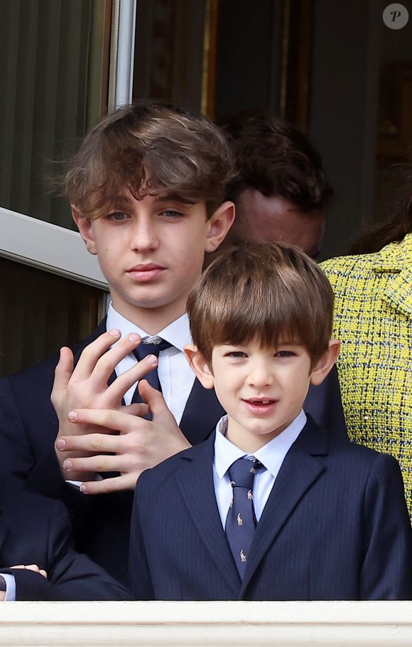 Raphaël Elmaleh et Balthazar Rassam - La famille princière de Monaco au balcon du palais, à l'occasion de la Fête Nationale de Monaco, le 19 novembre 2025. © Dominique Jacovides/Bestimage
