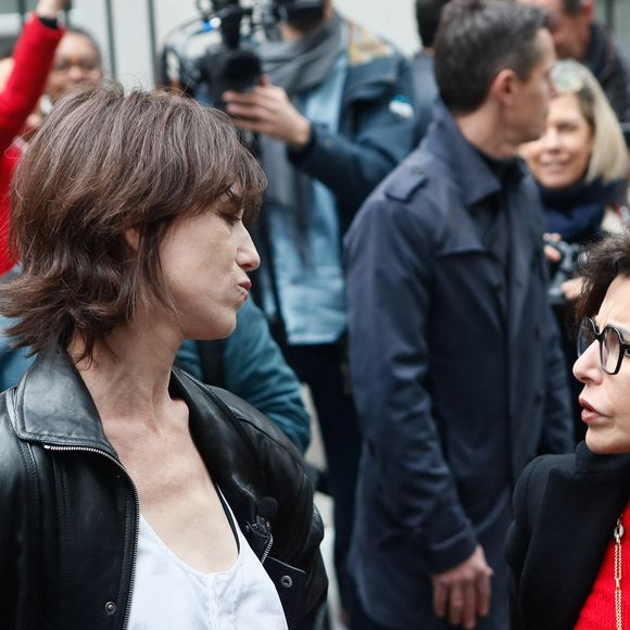 Charlotte Gainsbourg, Rachida Dati (ministre de la culture) lors de la cérémonie de dévoilement de la plaque "Maison des Illustres" de la Maison Gainsbourg à Paris, France, le 2 avril 2024. © Christophe Clovis/Bestimage