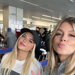 Kelly Vedovelli en vacances après la fin de C8.