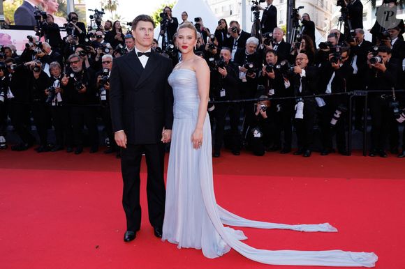 Colin Jost et sa femme Scarlett Johansson - Montée des marches du film « Vie privée » lors du 78ème Festival International du Film de Cannes, au Palais des Festivals à Cannes. Le 20 mai 2025
© Jacovides-Moreau / Bestimage
