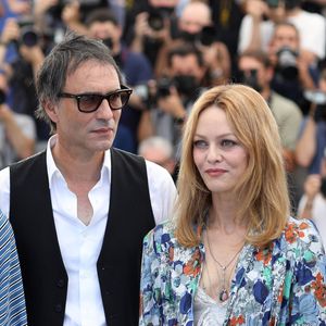 Vanessa Paradis, Samuel Benchetrit (réalisateur) au photocall du film Cette musique ne joue pour personne (Cannes première) lors du 74ème festival international du film de Cannes le 10 juillet 2021

© Borde / Jacovides / Moreau / Bestimage