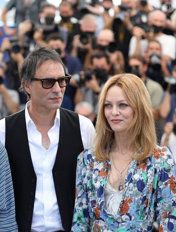 Vanessa Paradis, Samuel Benchetrit (réalisateur) au photocall du film Cette musique ne joue pour personne (Cannes première) lors du 74ème festival international du film de Cannes le 10 juillet 2021

© Borde / Jacovides / Moreau / Bestimage