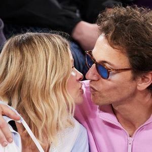 Mélanie Thierry et son compagnon le chanteur Raphaël - Célébrités dans les tribunes des Internationaux de France de tennis de Roland Garros 2024 à Paris, le 29 mai 2024. 
© Moreau / Jacovides / Bestimage