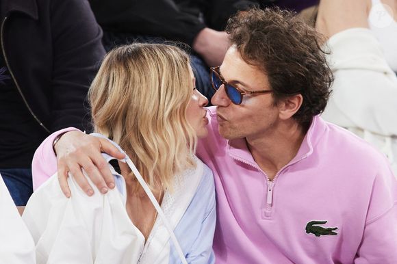Mélanie Thierry et son compagnon le chanteur Raphaël - Célébrités dans les tribunes des Internationaux de France de tennis de Roland Garros 2024 à Paris, le 29 mai 2024. 
© Moreau / Jacovides / Bestimage