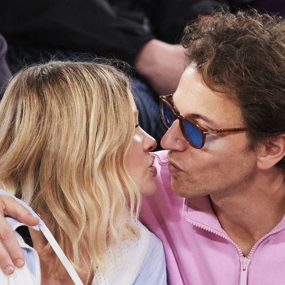 Mélanie Thierry et son compagnon le chanteur Raphaël - Célébrités dans les tribunes des Internationaux de France de tennis de Roland Garros 2024 à Paris, le 29 mai 2024. 
© Moreau / Jacovides / Bestimage