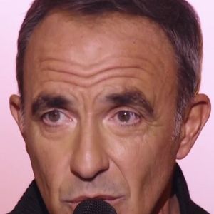 Les coachs ont adoré la performance et l'ont chaleureusement félicité.

Nikos Aliagas sur le plateau de l'émission "The Voice"