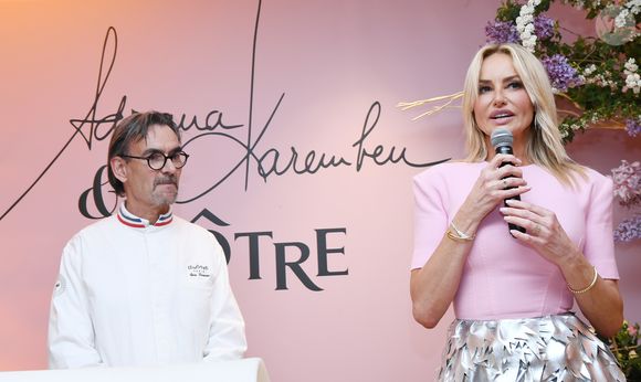 Le chef Guy Krenzer, Adriana Karembeu - A l'occasion de la fête des Mères, Adriana Karembeu et Lenôtre s'associent pour créer l'entremets "Nina" au Pré Catelan à Paris le 29 avril 2025.
Cette création à quatre mains est le fruit d'une complicité artistique entre Adriana Karembeu, icône internationale de la mode, ambassadrice engagée, maman au grand cœur et Étienne Leroy Chef Patissier Lenôtre el Champion du Monde de la Pâtisserie.
Pensé comme une rose à offrir, l'entremets « Nina » est symbole de tendresse, de lien et de partage. Cette co-création soutient la Croix-Rouge française, 5% des bénéfices seront reversés à l'association, auprès de laquelle Adriana Karembeu est ambassadrice depuis plus de 25 ans. © Rachid Bellak/Bestimage