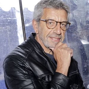 À une centaine de mètres de l'arrivée, l'animateur qui est père de trois fils (les deux ainés sont nés en 1997 et 1999 et sont le fruit d'une première union ; le troisième est né en 2011 de son union avec Nathalie) a ressenti plusieurs signaux qui l'ont conduit à interrompre son effort

Michel Cymes lors de la 3ème édition du salon du livre à Saint-Germain-des-Prés "Des pages avant la plage" à Paris le 6 juin 2026.
© Cédric Perrin / Bestimage