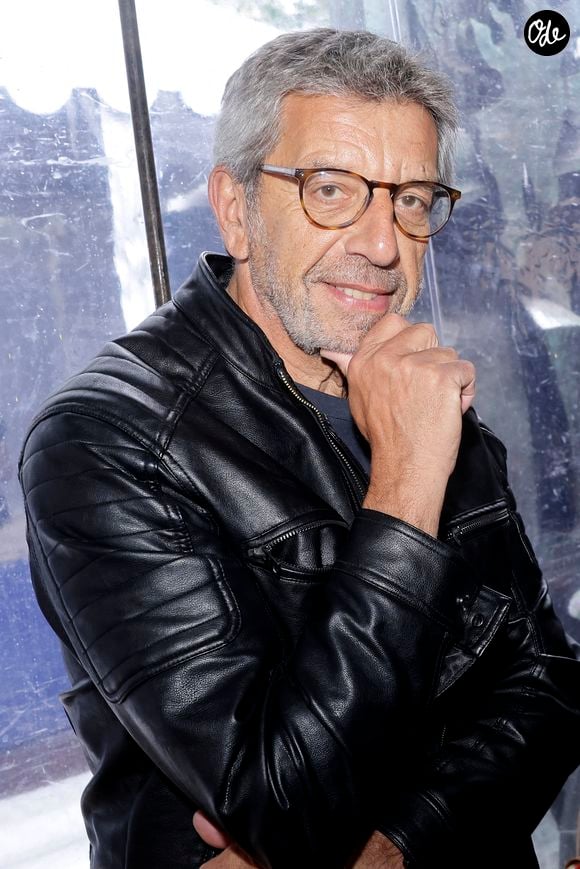 À une centaine de mètres de l'arrivée, l'animateur qui est père de trois fils (les deux ainés sont nés en 1997 et 1999 et sont le fruit d'une première union ; le troisième est né en 2011 de son union avec Nathalie) a ressenti plusieurs signaux qui l'ont conduit à interrompre son effort

Michel Cymes lors de la 3ème édition du salon du livre à Saint-Germain-des-Prés "Des pages avant la plage" à Paris le 6 juin 2026.
© Cédric Perrin / Bestimage