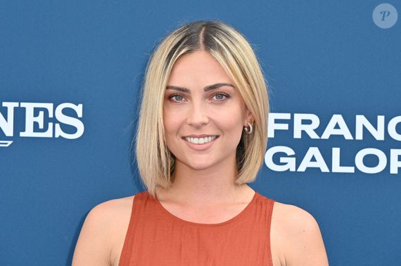Il s'agit d'Inès Vandamme, qui s'est établie dans sa région d'origine du nord de la France. 

L'animatrice Ines Vandamme assiste au Prix de Diane Longines à Chantilly, France, le 18 juin 2023. Photo par Mireille Ampilhac/ABACAPRESS.COM